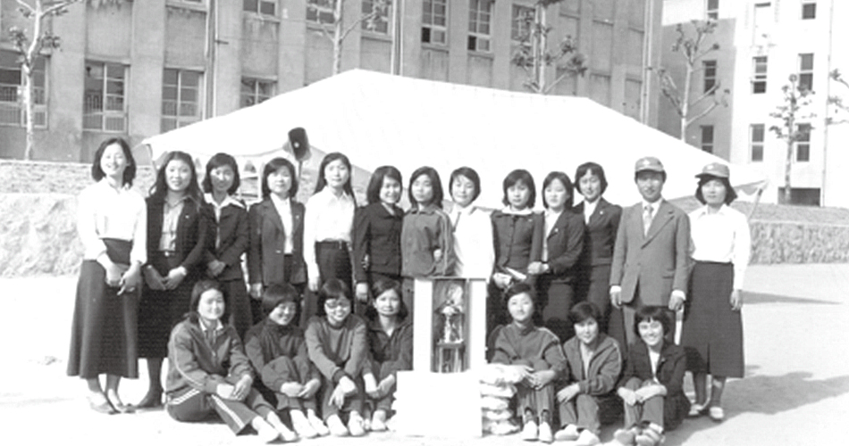 ‘체육대회’ 우승, 김성희 호국단 단대장, 김종원 교수 (1976)